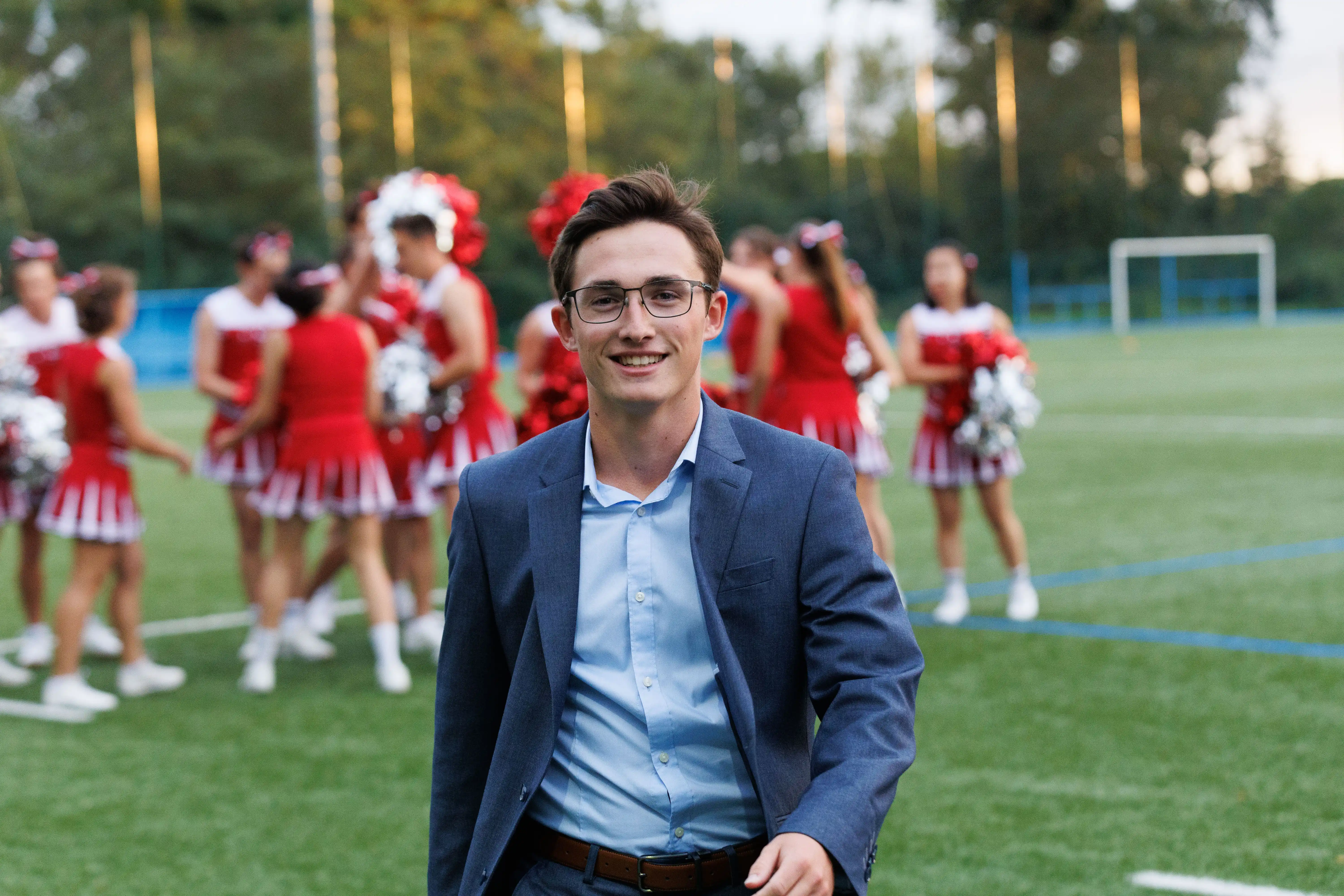 Photo sur le terrain synthétique de Centrale Nantes avec le cheer en arrière-plan