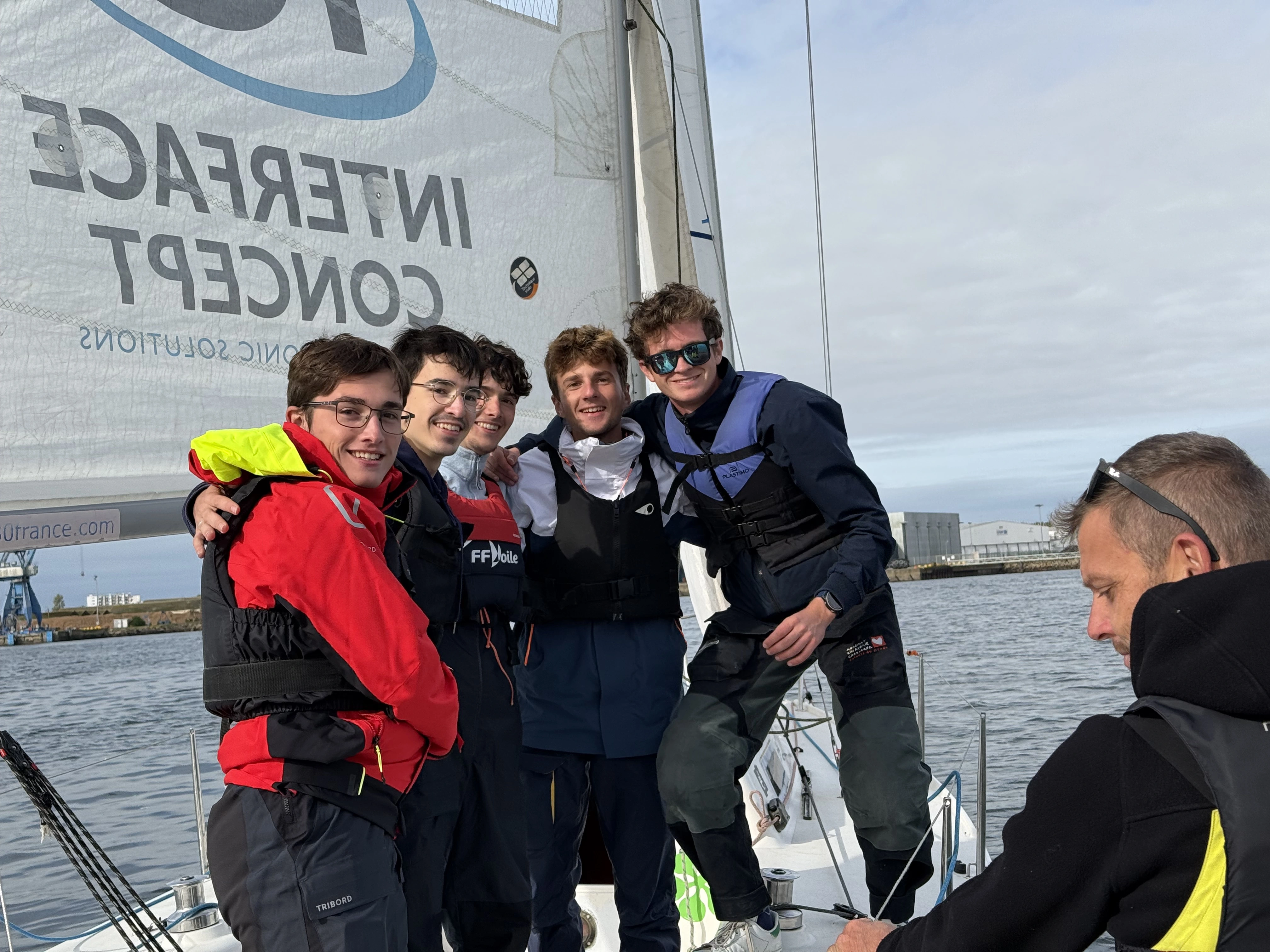 Photo de l'équipage d'une régate à Lorient